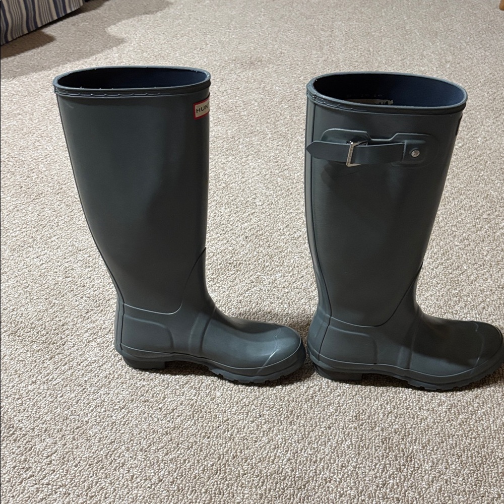 Hunter Tall Rain Boots in Glossy Grey. Size 38/7 - Picture 4 of 10